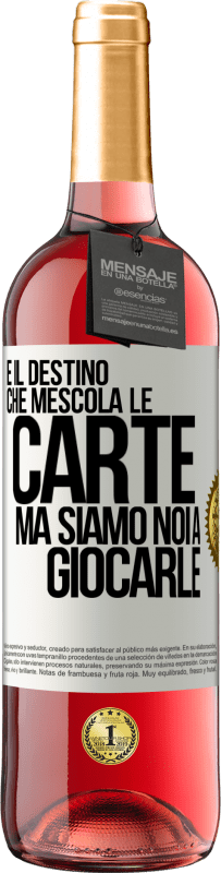 29,95 € Spedizione Gratuita | Vino rosato Edizione ROSÉ È il destino che mescola le carte, ma siamo noi a giocarle Etichetta Bianca. Etichetta personalizzabile Vino giovane Raccogliere 2024 Tempranillo