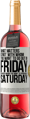 29,95 € Бесплатная доставка | Розовое вино Издание ROSÉ Важно не то, с кем вы хотите выйти в пятницу, а с кем вы хотите провести всю субботу Белая этикетка. Настраиваемая этикетка Молодое вино Урожай 2024 Tempranillo