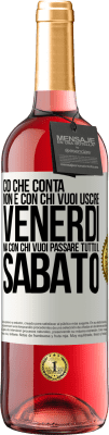 29,95 € Spedizione Gratuita | Vino rosato Edizione ROSÉ Ciò che conta non è con chi vuoi uscire venerdì, ma con chi vuoi passare tutto il sabato Etichetta Bianca. Etichetta personalizzabile Vino giovane Raccogliere 2023 Tempranillo