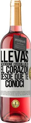 29,95 € Envío gratis | Vino Rosado Edición ROSÉ Llevas haciéndome cosquillas en el corazón desde que te conocí Etiqueta Blanca. Etiqueta personalizable Vino joven Cosecha 2025 Tempranillo