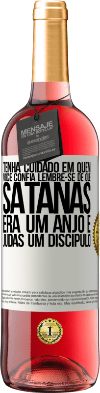 29,95 € Envio grátis | Vinho rosé Edição ROSÉ Tenha cuidado em quem você confia. Lembre-se de que Satanás era um anjo e Judas um discípulo Etiqueta Branca. Etiqueta personalizável Vinho jovem Colheita 2025 Tempranillo