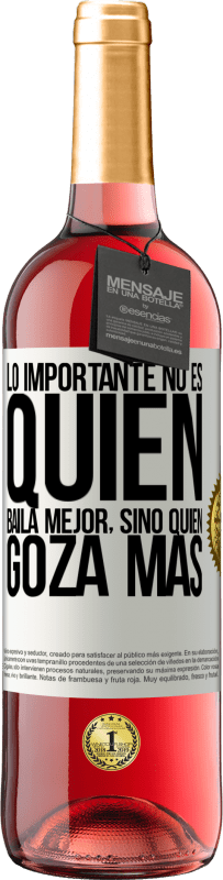 29,95 € Envío gratis | Vino Rosado Edición ROSÉ Lo importante no es quién baila mejor, sino quién goza más Etiqueta Blanca. Etiqueta personalizable Vino joven Cosecha 2024 Tempranillo