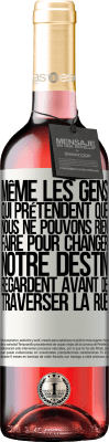 29,95 € Envoi gratuit | Vin rosé Édition ROSÉ Même les gens qui prétendent que nous ne pouvons rien faire pour changer notre destin, regardent avant de traverser la rue Étiquette Blanche. Étiquette personnalisable Vin jeune Récolte 2024 Tempranillo