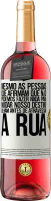 29,95 € Envio grátis | Vinho rosé Edição ROSÉ Mesmo as pessoas que afirmam que não podemos fazer nada para mudar nosso destino, olham antes de atravessar a rua Etiqueta Branca. Etiqueta personalizável Vinho jovem Colheita 2024 Tempranillo