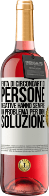 29,95 € Spedizione Gratuita | Vino rosato Edizione ROSÉ Evita di circondarti di persone negative. Hanno sempre un problema per ogni soluzione Etichetta Bianca. Etichetta personalizzabile Vino giovane Raccogliere 2024 Tempranillo