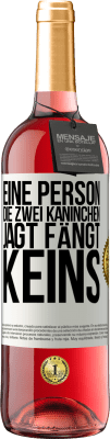 29,95 € Kostenloser Versand | Roséwein ROSÉ Ausgabe Eine Person, die zwei Kaninchen jagt, fängt keins Weißes Etikett. Anpassbares Etikett Junger Wein Ernte 2023 Tempranillo