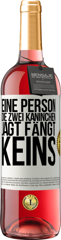 29,95 € Kostenloser Versand | Roséwein ROSÉ Ausgabe Eine Person, die zwei Kaninchen jagt, fängt keins Weißes Etikett. Anpassbares Etikett Junger Wein Ernte 2024 Tempranillo