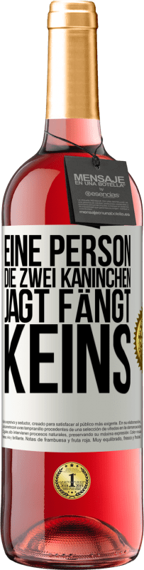29,95 € Kostenloser Versand | Roséwein ROSÉ Ausgabe Eine Person, die zwei Kaninchen jagt, fängt keins Weißes Etikett. Anpassbares Etikett Junger Wein Ernte 2025 Tempranillo