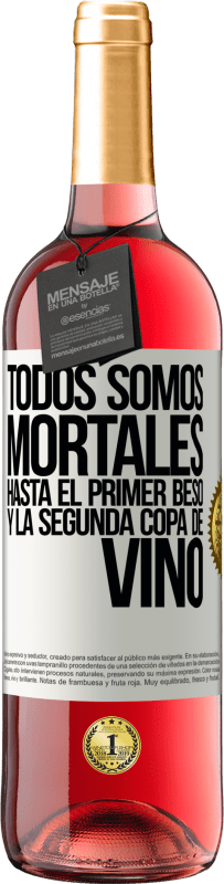 29,95 € Envío gratis | Vino Rosado Edición ROSÉ Todos somos mortales hasta el primer beso y la segunda copa de vino Etiqueta Blanca. Etiqueta personalizable Vino joven Cosecha 2025 Tempranillo