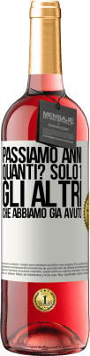 29,95 € Spedizione Gratuita | Vino rosato Edizione ROSÉ Passiamo anni. Quanti? solo 1. Gli altri che abbiamo già avuto Etichetta Bianca. Etichetta personalizzabile Vino giovane Raccogliere 2023 Tempranillo