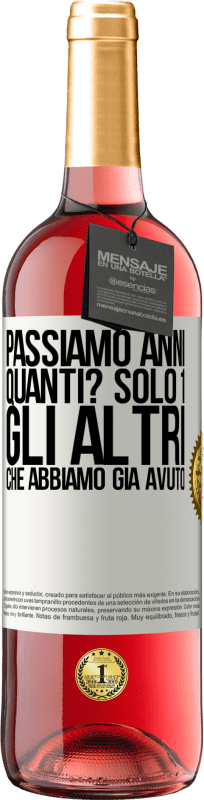 29,95 € Spedizione Gratuita | Vino rosato Edizione ROSÉ Passiamo anni. Quanti? solo 1. Gli altri che abbiamo già avuto Etichetta Bianca. Etichetta personalizzabile Vino giovane Raccogliere 2024 Tempranillo