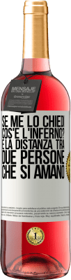 29,95 € Spedizione Gratuita | Vino rosato Edizione ROSÉ Se me lo chiedi, cos'è l'inferno? È la distanza tra due persone che si amano Etichetta Bianca. Etichetta personalizzabile Vino giovane Raccogliere 2023 Tempranillo