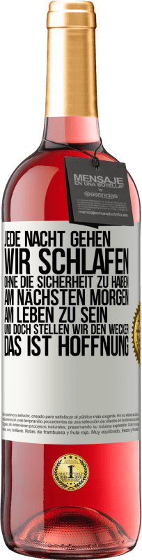 29,95 € Kostenloser Versand | Roséwein ROSÉ Ausgabe Jede Nacht gehen wir schlafen, ohne die Sicherheit zu haben, am nächsten Morgen am Leben zu sein, und doch stellen wir den Wecke Weißes Etikett. Anpassbares Etikett Junger Wein Ernte 2024 Tempranillo