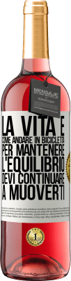 29,95 € Spedizione Gratuita | Vino rosato Edizione ROSÉ La vita è come andare in bicicletta. Per mantenere l'equilibrio devi continuare a muoverti Etichetta Bianca. Etichetta personalizzabile Vino giovane Raccogliere 2023 Tempranillo