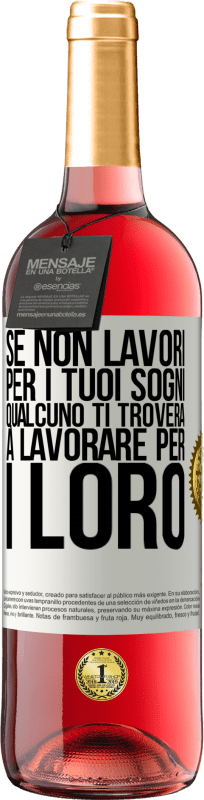 29,95 € Spedizione Gratuita | Vino rosato Edizione ROSÉ Se non lavori per i tuoi sogni, qualcuno ti troverà a lavorare per i loro Etichetta Bianca. Etichetta personalizzabile Vino giovane Raccogliere 2024 Tempranillo