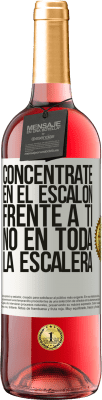 29,95 € Envío gratis | Vino Rosado Edición ROSÉ Concéntrate en el escalón frente a ti, no en toda la escalera Etiqueta Blanca. Etiqueta personalizable Vino joven Cosecha 2023 Tempranillo