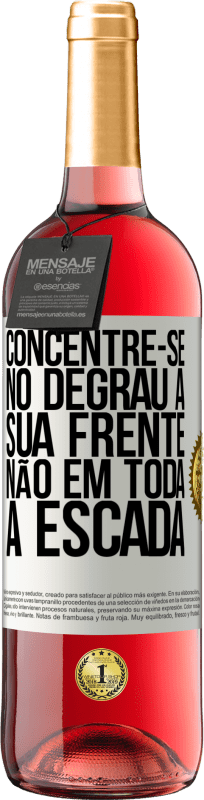 29,95 € Envio grátis | Vinho rosé Edição ROSÉ Concentre-se no degrau à sua frente, não em toda a escada Etiqueta Branca. Etiqueta personalizável Vinho jovem Colheita 2024 Tempranillo