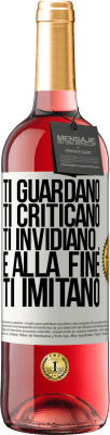 29,95 € Spedizione Gratuita | Vino rosato Edizione ROSÉ Ti guardano, ti criticano, ti invidiano ... e alla fine ti imitano Etichetta Bianca. Etichetta personalizzabile Vino giovane Raccogliere 2025 Tempranillo