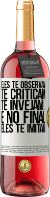29,95 € Envio grátis | Vinho rosé Edição ROSÉ Eles te observam, te criticam, te invejam ... e no final, eles te imitam Etiqueta Branca. Etiqueta personalizável Vinho jovem Colheita 2025 Tempranillo