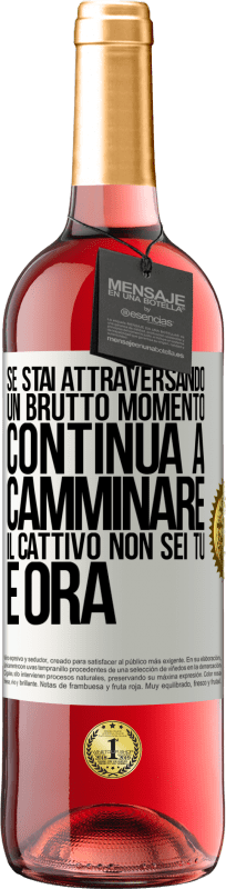 29,95 € Spedizione Gratuita | Vino rosato Edizione ROSÉ Se stai attraversando un brutto momento, continua a camminare. Il cattivo non sei tu, è ora Etichetta Bianca. Etichetta personalizzabile Vino giovane Raccogliere 2024 Tempranillo