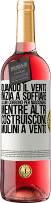 29,95 € Spedizione Gratuita | Vino rosato Edizione ROSÉ Quando il vento inizia a soffiare, alcuni corrono per nascondersi, mentre altri costruiscono mulini a vento Etichetta Bianca. Etichetta personalizzabile Vino giovane Raccogliere 2023 Tempranillo