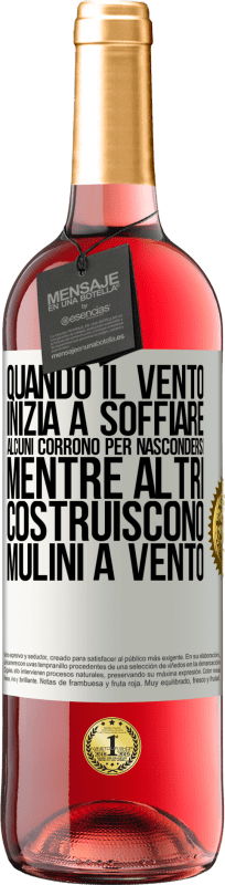 29,95 € Spedizione Gratuita | Vino rosato Edizione ROSÉ Quando il vento inizia a soffiare, alcuni corrono per nascondersi, mentre altri costruiscono mulini a vento Etichetta Bianca. Etichetta personalizzabile Vino giovane Raccogliere 2024 Tempranillo