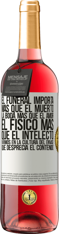 29,95 € Envío gratis | Vino Rosado Edición ROSÉ El funeral importa más que el muerto, la boda más que el amor, el físico más que el intelecto. Vivimos en la cultura del Etiqueta Blanca. Etiqueta personalizable Vino joven Cosecha 2024 Tempranillo