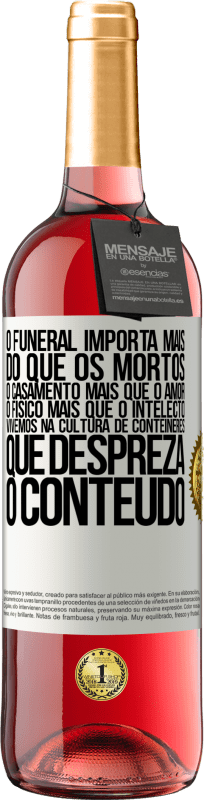 29,95 € Envio grátis | Vinho rosé Edição ROSÉ O funeral importa mais do que os mortos, o casamento mais que o amor, o físico mais que o intelecto. Vivemos na cultura de Etiqueta Branca. Etiqueta personalizável Vinho jovem Colheita 2024 Tempranillo