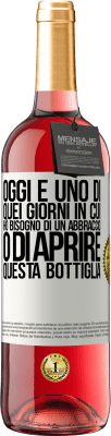 29,95 € Spedizione Gratuita | Vino rosato Edizione ROSÉ Oggi è uno di quei giorni in cui ho bisogno di un abbraccio o di aprire questa bottiglia Etichetta Bianca. Etichetta personalizzabile Vino giovane Raccogliere 2024 Tempranillo