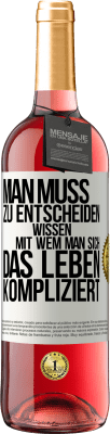 29,95 € Kostenloser Versand | Roséwein ROSÉ Ausgabe Man muss zu entscheiden wissen, mit wem man sich das Leben kompliziert Weißes Etikett. Anpassbares Etikett Junger Wein Ernte 2024 Tempranillo