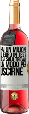 29,95 € Spedizione Gratuita | Vino rosato Edizione ROSÉ Hai un milione di euro in testa. Devi solo trovare un modo per uscirne Etichetta Bianca. Etichetta personalizzabile Vino giovane Raccogliere 2023 Tempranillo