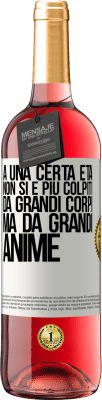 29,95 € Spedizione Gratuita | Vino rosato Edizione ROSÉ A una certa età non si è più colpiti da grandi corpi, ma da grandi anime Etichetta Bianca. Etichetta personalizzabile Vino giovane Raccogliere 2024 Tempranillo