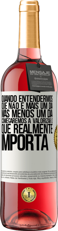 29,95 € Envio grátis | Vinho rosé Edição ROSÉ Quando entendermos que não é mais um dia, mas menos um dia, começaremos a valorizar o que realmente importa Etiqueta Branca. Etiqueta personalizável Vinho jovem Colheita 2025 Tempranillo