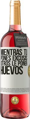 29,95 € Envío gratis | Vino Rosado Edición ROSÉ Mientras tú pones excusas, otros le ponen huevos Etiqueta Blanca. Etiqueta personalizable Vino joven Cosecha 2024 Tempranillo