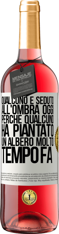 29,95 € Spedizione Gratuita | Vino rosato Edizione ROSÉ Qualcuno è seduto all'ombra oggi, perché qualcuno ha piantato un albero molto tempo fa Etichetta Bianca. Etichetta personalizzabile Vino giovane Raccogliere 2024 Tempranillo