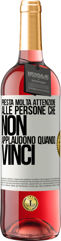 29,95 € Spedizione Gratuita | Vino rosato Edizione ROSÉ Presta molta attenzione alle persone che non applaudono quando vinci Etichetta Bianca. Etichetta personalizzabile Vino giovane Raccogliere 2024 Tempranillo