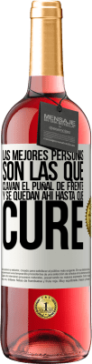 29,95 € Envío gratis | Vino Rosado Edición ROSÉ Las mejores personas son las que clavan el puñal de frente y se quedan ahí hasta que cure Etiqueta Blanca. Etiqueta personalizable Vino joven Cosecha 2024 Tempranillo