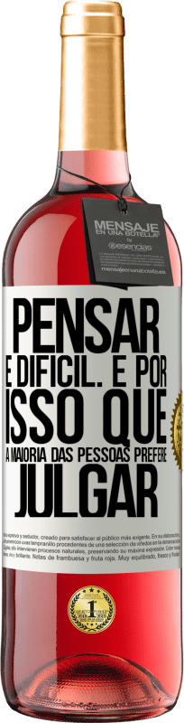 29,95 € Envio grátis | Vinho rosé Edição ROSÉ Pensar é difícil. É por isso que a maioria das pessoas prefere julgar Etiqueta Branca. Etiqueta personalizável Vinho jovem Colheita 2024 Tempranillo