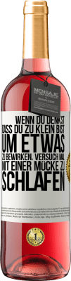 29,95 € Kostenloser Versand | Roséwein ROSÉ Ausgabe Wenn du denkst, dass du zu klein bist, um etwas zu bewirken, versuch mal, mit einer Mücke zu schlafen Weißes Etikett. Anpassbares Etikett Junger Wein Ernte 2023 Tempranillo