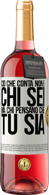 29,95 € Spedizione Gratuita | Vino rosato Edizione ROSÉ Ciò che conta non è chi sei, ma chi pensano che tu sia Etichetta Bianca. Etichetta personalizzabile Vino giovane Raccogliere 2023 Tempranillo