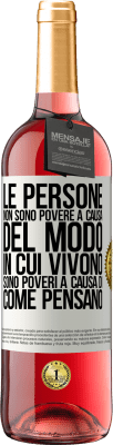 29,95 € Spedizione Gratuita | Vino rosato Edizione ROSÉ Le persone non sono povere a causa del modo in cui vivono. È povero a causa di come pensa Etichetta Bianca. Etichetta personalizzabile Vino giovane Raccogliere 2023 Tempranillo