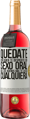 29,95 € Envío gratis | Vino Rosado Edición ROSÉ Quédate con quien te despierte con sexo oral, que los buenos días te los da cualquiera Etiqueta Blanca. Etiqueta personalizable Vino joven Cosecha 2023 Tempranillo