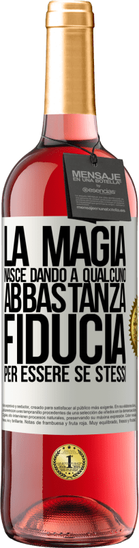 29,95 € Spedizione Gratuita | Vino rosato Edizione ROSÉ La magia nasce dando a qualcuno abbastanza fiducia per essere se stessi Etichetta Bianca. Etichetta personalizzabile Vino giovane Raccogliere 2024 Tempranillo