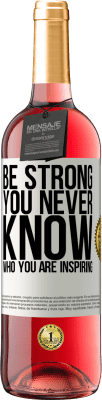 29,95 € 送料無料 | ロゼワイン ROSÉエディション Be strong. You never know who you are inspiring ホワイトラベル. カスタマイズ可能なラベル 若いワイン 収穫 2024 Tempranillo