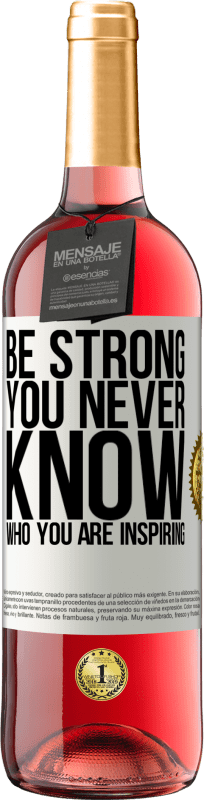 29,95 € Бесплатная доставка | Розовое вино Издание ROSÉ Be strong. You never know who you are inspiring Белая этикетка. Настраиваемая этикетка Молодое вино Урожай 2024 Tempranillo