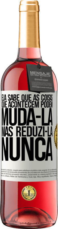 29,95 € Envio grátis | Vinho rosé Edição ROSÉ Ela sabe que as coisas que acontecem podem mudá-la, mas reduzi-la, nunca Etiqueta Branca. Etiqueta personalizável Vinho jovem Colheita 2024 Tempranillo