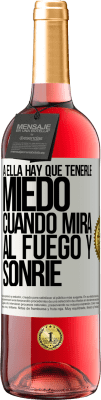 29,95 € Envío gratis | Vino Rosado Edición ROSÉ A ella hay que tenerle miedo cuando mira al fuego y sonríe Etiqueta Blanca. Etiqueta personalizable Vino joven Cosecha 2025 Tempranillo