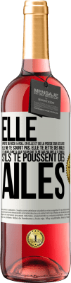 29,95 € Envoi gratuit | Vin rosé Édition ROSÉ Elle apporte du Rock & Roll en elle et de la poésie sur les lèvres. Elle ne te sourit pas, elle te jette des balles et tu meurs Étiquette Blanche. Étiquette personnalisable Vin jeune Récolte 2024 Tempranillo