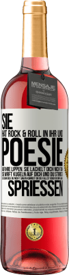 29,95 € Kostenloser Versand | Roséwein ROSÉ Ausgabe Sie hat Rock & Roll in ihr und Poesie auf ihre Lippen. Sie lächelt dich nicht an, sie wirft Kugeln auf dich und du stirbst so sc Weißes Etikett. Anpassbares Etikett Junger Wein Ernte 2024 Tempranillo