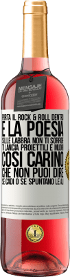 29,95 € Spedizione Gratuita | Vino rosato Edizione ROSÉ Porta il Rock & Roll dentro e la poesia sulle labbra. Non ti sorride, ti lancia proiettili e muori così carino che non puoi Etichetta Bianca. Etichetta personalizzabile Vino giovane Raccogliere 2024 Tempranillo